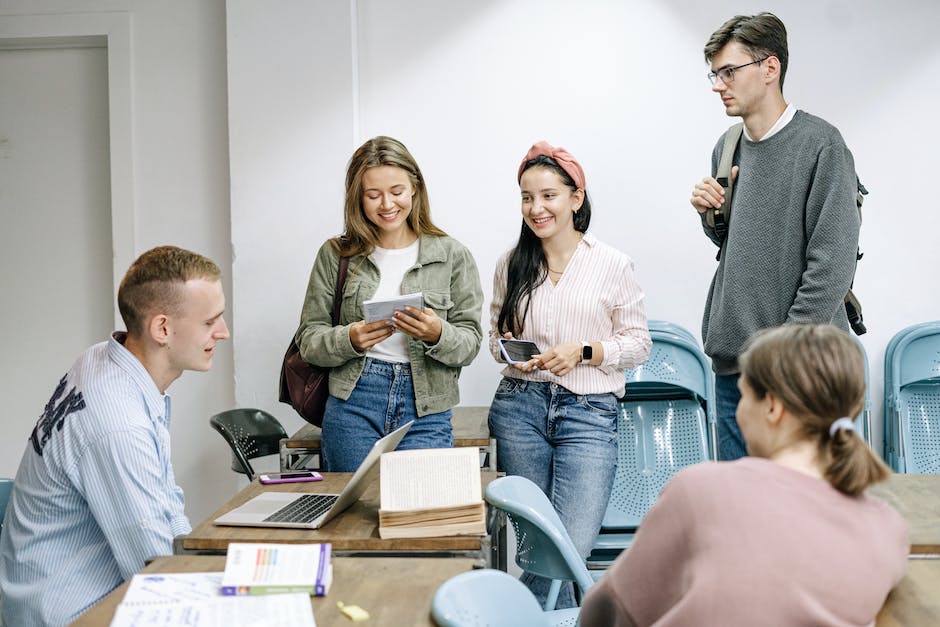 A group of people discussing and studying together in a learning environment.